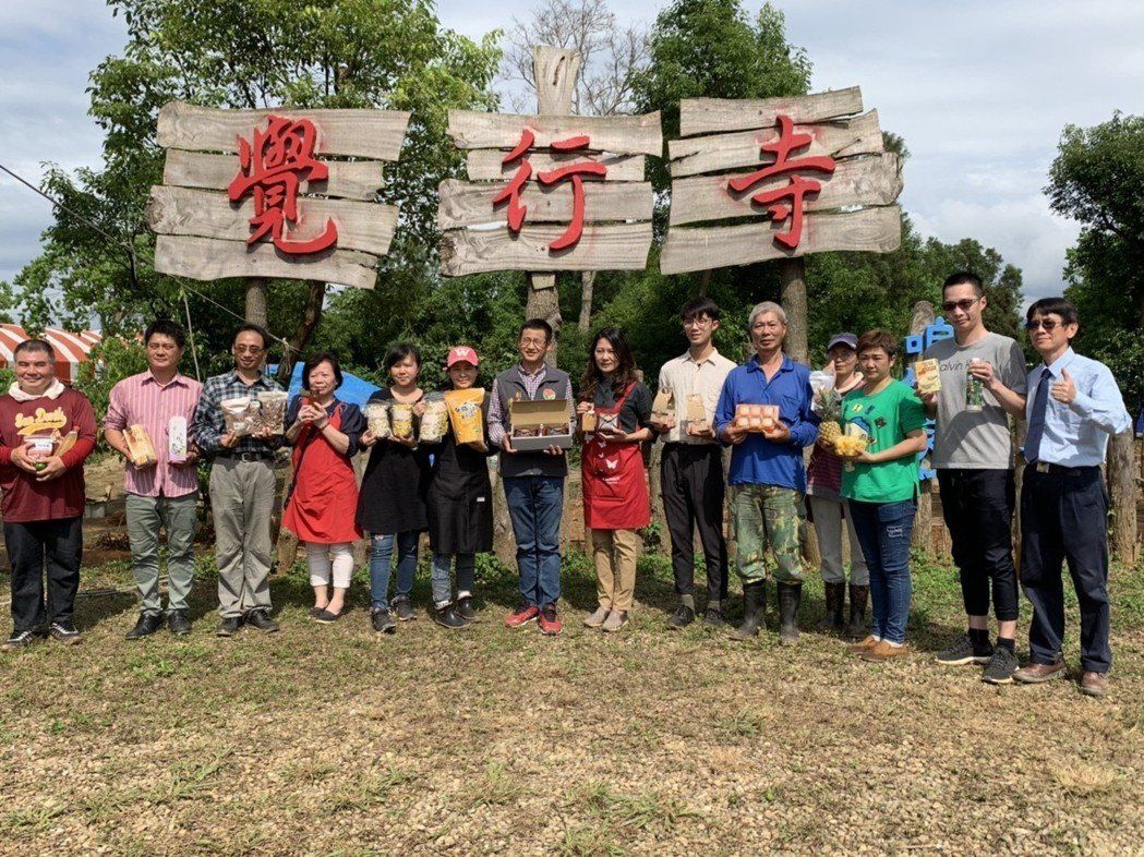 苗栗縣農業處副處長陳樹義(左七)與覺行寺寺地浴佛節法會所有農特產品展出者合影。