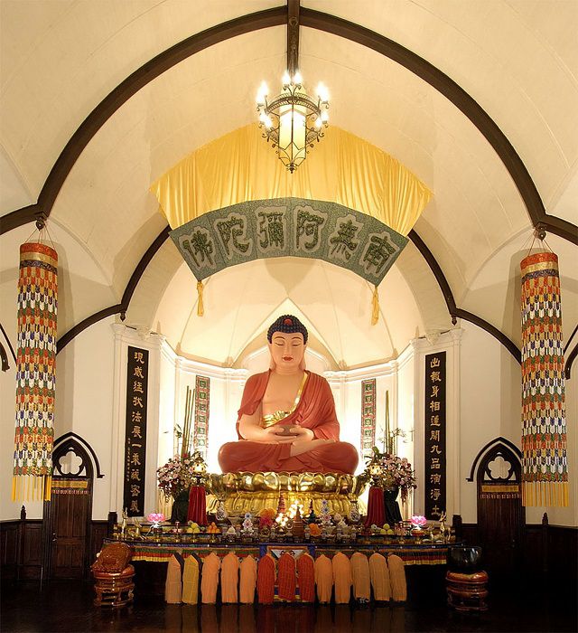 http://www.huazangsi.org/images/03temple/amitabha%20buddha%20hall(1).jpg