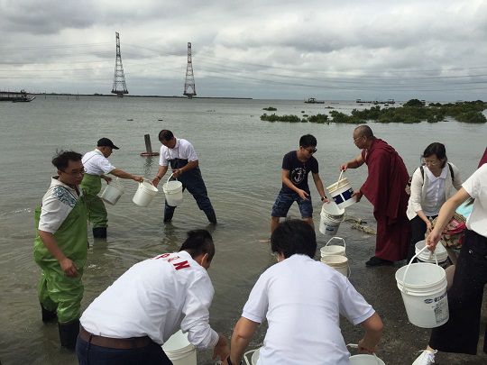 瑪倉文教基金會2019年10 月29日《佛定放生日》 號召二百餘人放流魚苗復育海洋資源