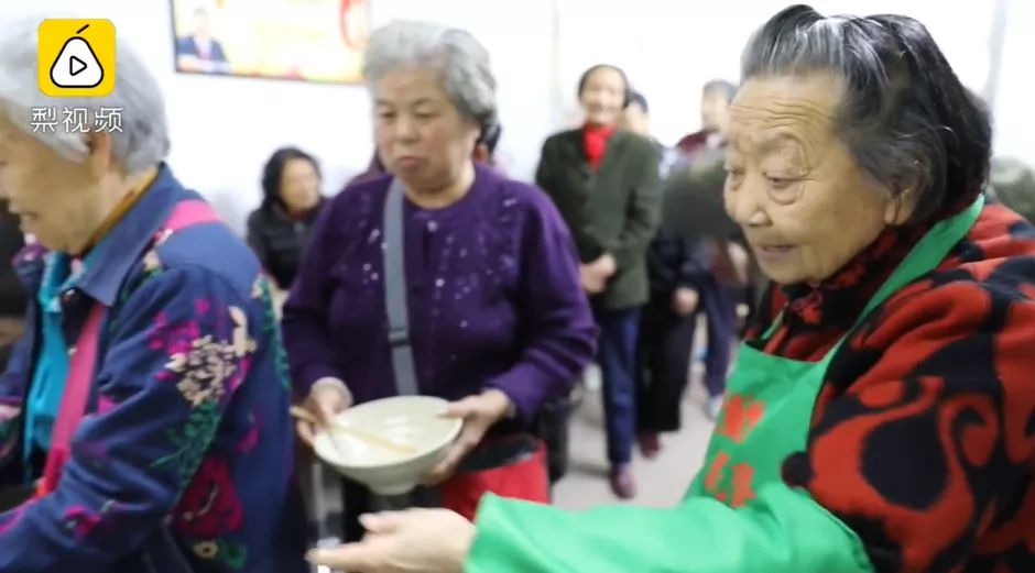 90歲奶奶拿出畢生積蓄，開了一家免費的素食餐館：溫暖了別人，也照亮了自己！