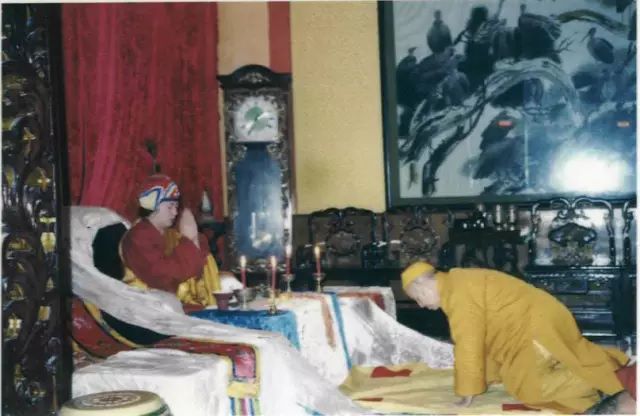 「H.H.第三世多杰羌佛系列報導」聖僧高人為什麼禮拜年輕人？