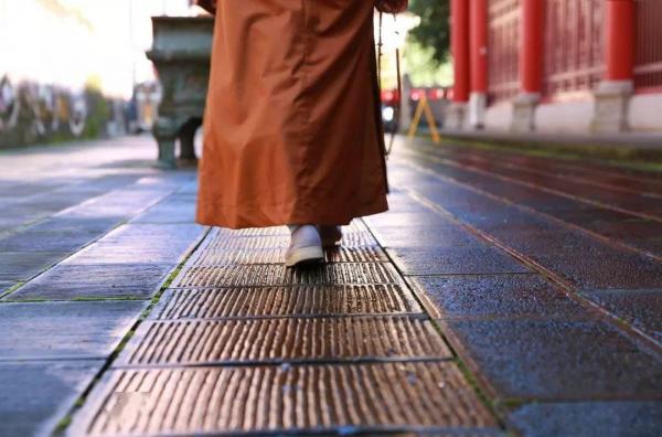 出家人帶居士去找“神仙”看病，怪哉(千里草)