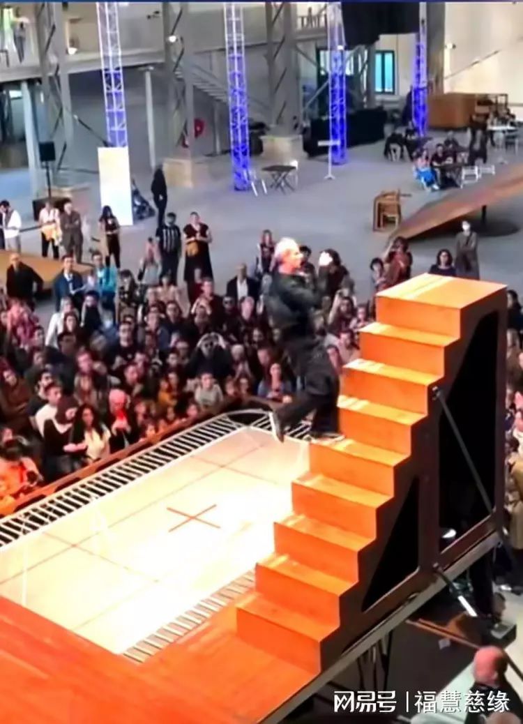 尤安尼的樓梯視頻，刷屏2640萬次，我有落淚的衝動(在路上)
