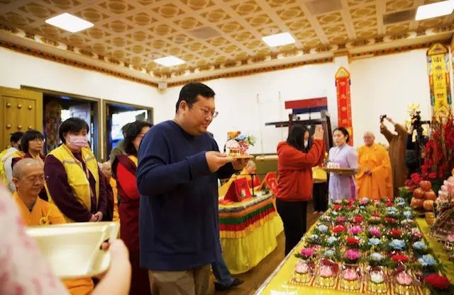 巴沙迪那市佛教寺廟聖蹟寺（Holy Miracles Temple）大年初一至於初五期間舉辦迎春祈福法會，前往禮佛祈福的善信男女絡繹不絕。（聖蹟寺提供）