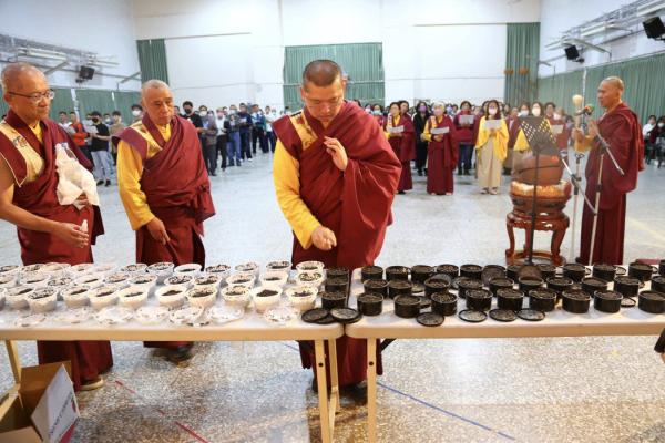 美國舊金山瑪倉寺寺主桑益西第八世松杰仁波切，為準備放生的蚯蚓進行加持。 瑪倉文教...